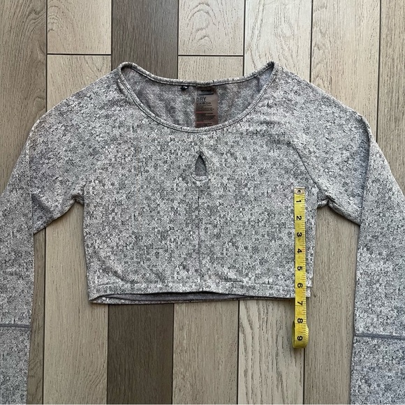 Gymshark Gray Long Sleeve Cut Out Crop Top - Picture 5 of 5